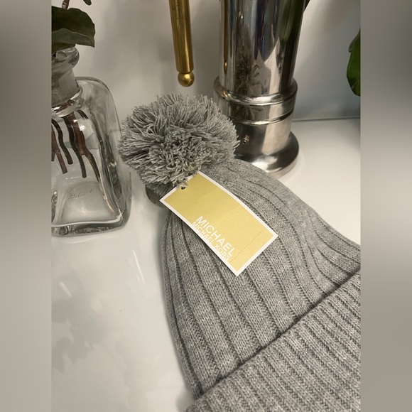 NWT Gray Michael Kors Women's Soft Pom-Pom Rib Knit Beanie Hat - Picture 2 of 8